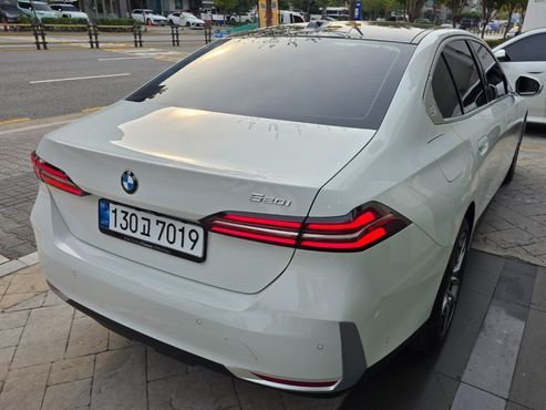 BMW 5-Series 520i — пробег 2 300 км — фото 3 из 5