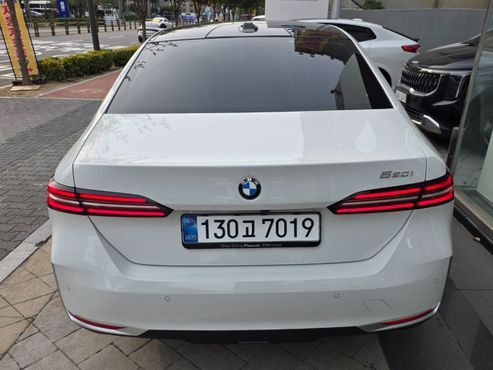 BMW 5-Series 520i — пробег 2 300 км — фото 4 из 5