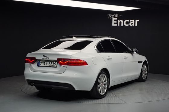 Jaguar XE 20d Prestige — пробег 81 523 км — фото 2 из 5