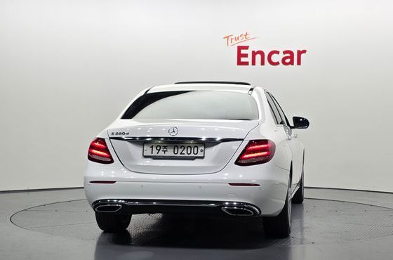 Mercedes-Benz E-Class E220d Avantgarde — пробег 125 643 км — фото 4 из 5