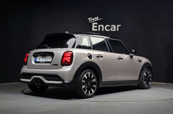Mini Cooper 5Door Classic Launch Pack Third Generation — пробег 23 584 км — фото 2 из 5
