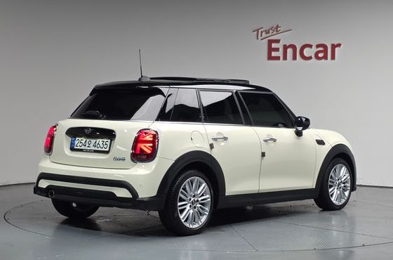 Mini Cooper 5-Door Classic Plus 3rd — пробег 54 493 км — фото 2 из 5