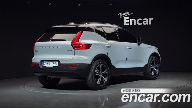 Volvo XC40 B4 R-Design — пробег 120 685 км — фото 2 из 5