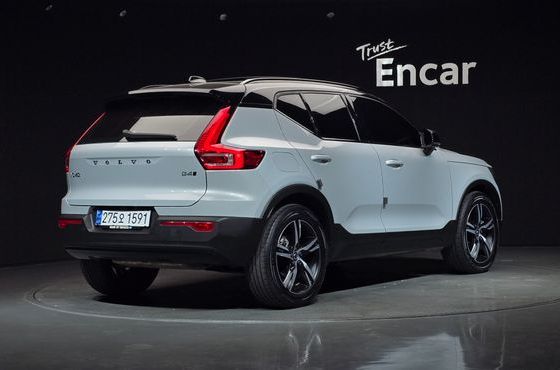 Volvo XC40 B4 R-Design — пробег 120 685 км — фото 2 из 5