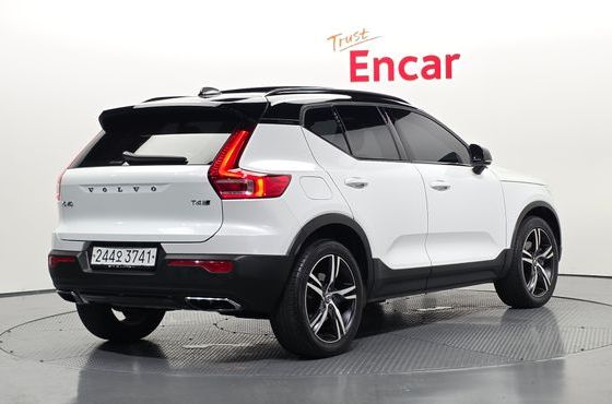 Volvo XC40 T4 R-Design — пробег 68 960 км — фото 2 из 5