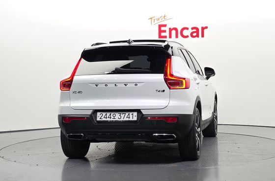 Volvo XC40 T4 R-Design — пробег 68 960 км — фото 4 из 5