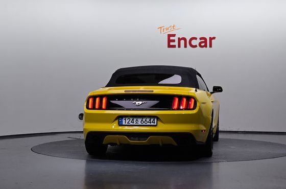 Ford Mustang Convertible — пробег 68 602 км — фото 4 из 5