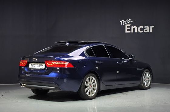 Jaguar XE 20d Prestige — пробег 90 369 км — фото 2 из 5