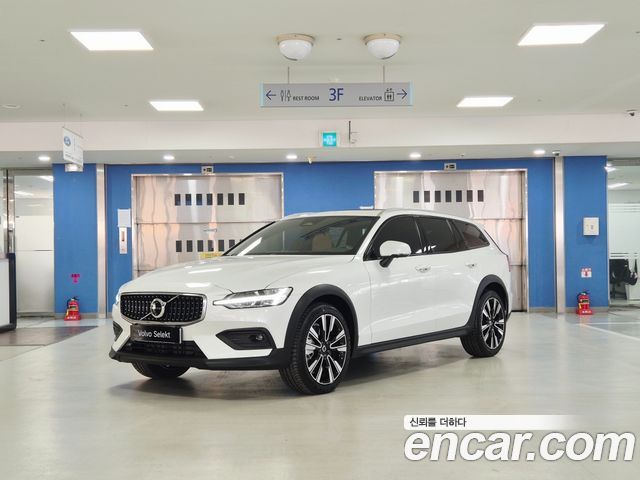 Volvo V60 B5 Ultra AWD — пробег 7 968 км — фото 1 из 5