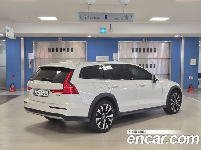 Volvo V60 B5 Ultra AWD — пробег 7 968 км — фото 2 из 5