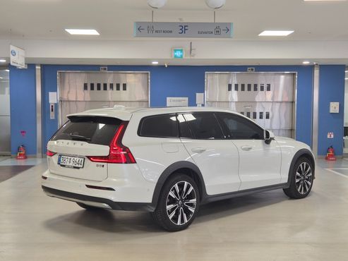 Volvo V60 B5 Ultra AWD — пробег 7 968 км — фото 2 из 5