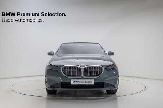 BMW 5-Series 530i xDrive — пробег 4 300 км — фото 3 из 5