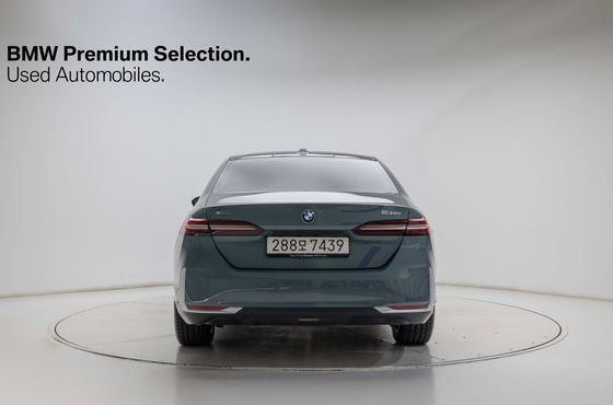 BMW 5-Series 530i xDrive — пробег 4 300 км — фото 4 из 5