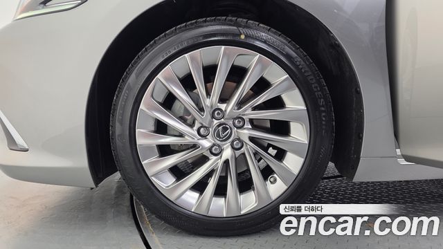 Lexus ES Executive — пробег 25 569 км — фото 5 из 5