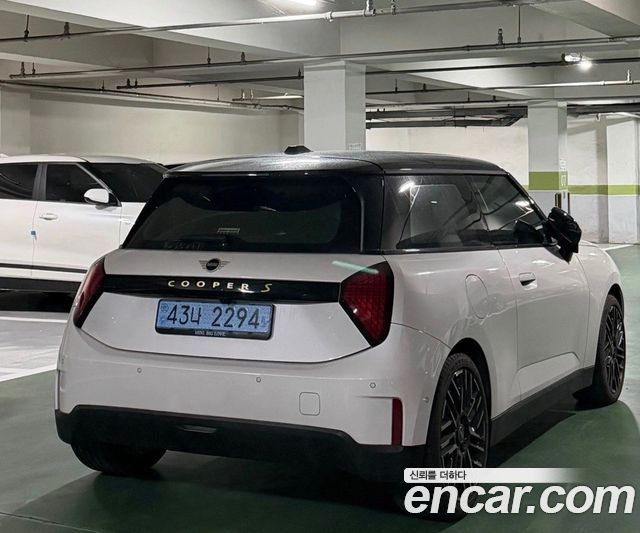 Mini Cooper SE Favoured — пробег 9 400 км — фото 4 из 5