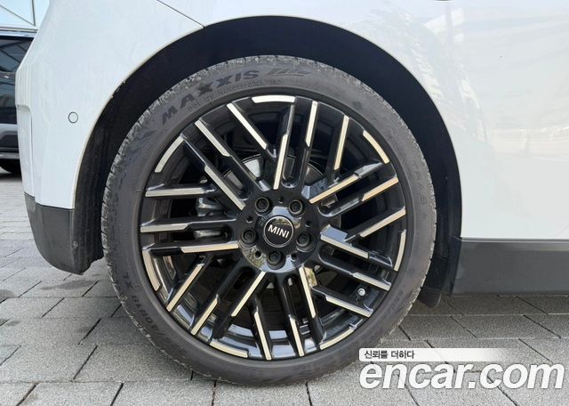 Mini Cooper SE Favoured — пробег 9 400 км — фото 5 из 5