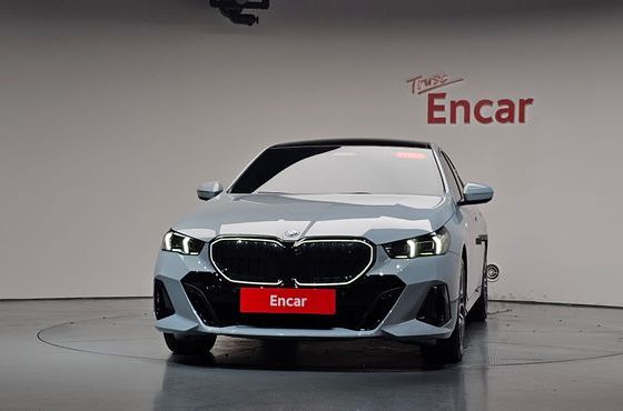 BMW i5 eDrive 40 M Sport — пробег 18 106 км — фото 3 из 5