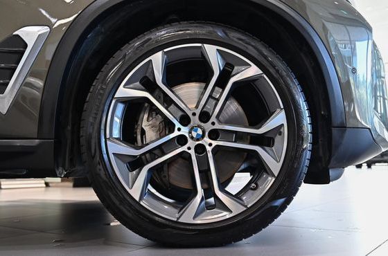BMW X5 xDrive 50e xLine — пробег 8 751 км — фото 5 из 5