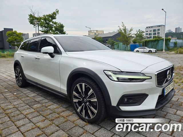 Volvo V60 B5 Pro AWD — пробег 69 900 км — фото 2 из 5