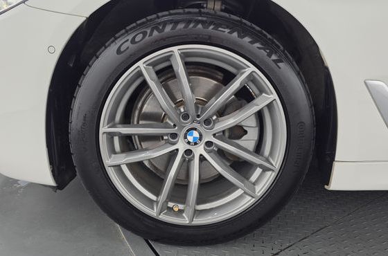 BMW 5-Series 520d xDrive M Sport Package Plus — пробег 117 858 км — фото 5 из 5