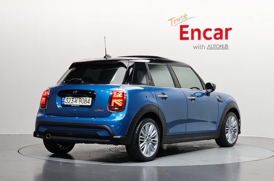 Mini Cooper 5Door Classic Plus Launch Pack Third Generation — пробег 75 605 км — фото 2 из 5