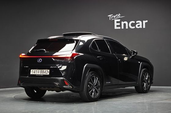 Lexus UX 2.0 F-Sport 2WD — пробег 68 728 км — фото 2 из 5
