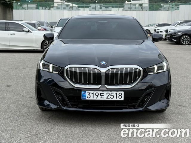 BMW 5-Series 530i xDrive M Sport — пробег 4 100 км — фото 2 из 5