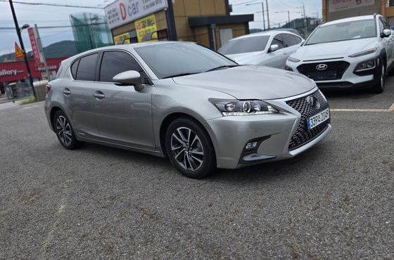 Lexus CT200h 1.8 Supreme ZWA10 — пробег 31 000 км — фото 2 из 5