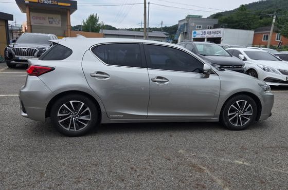 Lexus CT200h 1.8 Supreme ZWA10 — пробег 31 000 км — фото 3 из 5