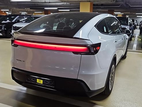 Tesla Model Y L Long Range AWD — пробег 8 км — фото 2 из 5