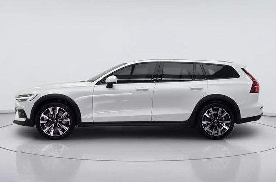Volvo V60 B5 Ultra AWD — пробег 609 км — фото 3 из 5