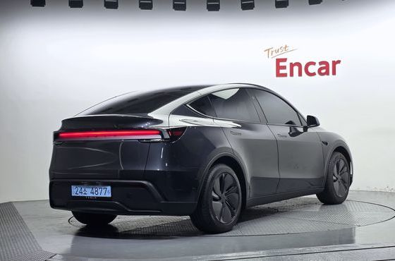 Tesla Model Y Premium RWD — пробег 4 878 км — фото 2 из 5
