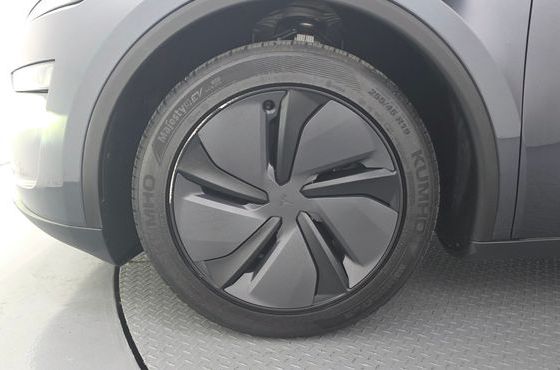Tesla Model Y Premium RWD — пробег 4 878 км — фото 5 из 5