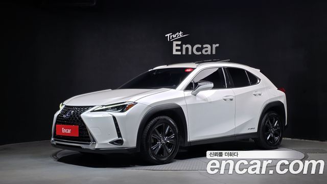 Lexus UX 2.0 2WD — пробег 73 602 км — фото 1 из 5