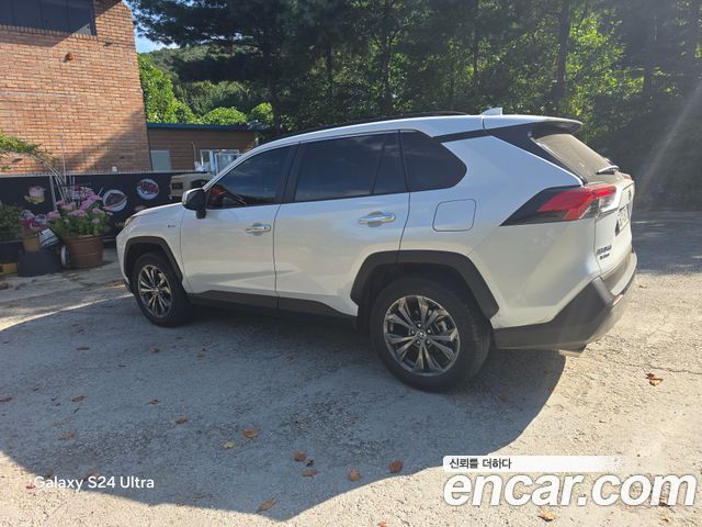 Toyota RAV4 2,5 4WD Hybrid LTD — пробег 21 000 км — фото 2 из 5