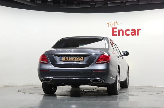 Mercedes-Benz E-Class E300 4MATIC Exclusive — пробег 72 690 км — фото 4 из 5