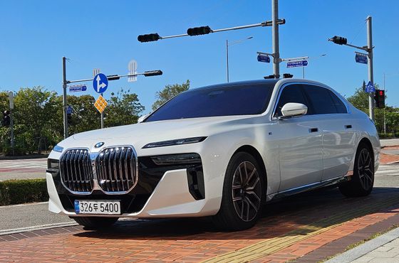 BMW 7-Series 740d xDrive M Sport — пробег 26 100 км — фото 1 из 5