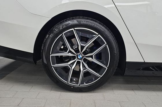 BMW 5-Series 520i M Sport — пробег 1 589 км — фото 5 из 5