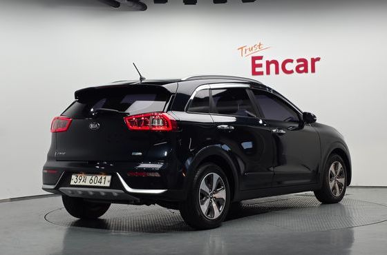 Kia Niro Prestige — пробег 69 612 км — фото 2 из 5