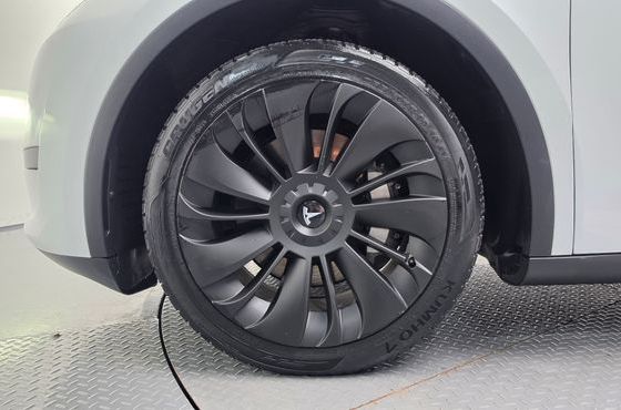 Tesla Model Y RWD — пробег 72 624 км — фото 5 из 5