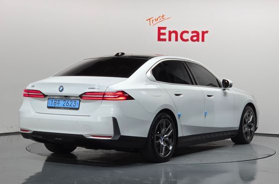 BMW i5 eDrive 40 — пробег 31 574 км — фото 2 из 5