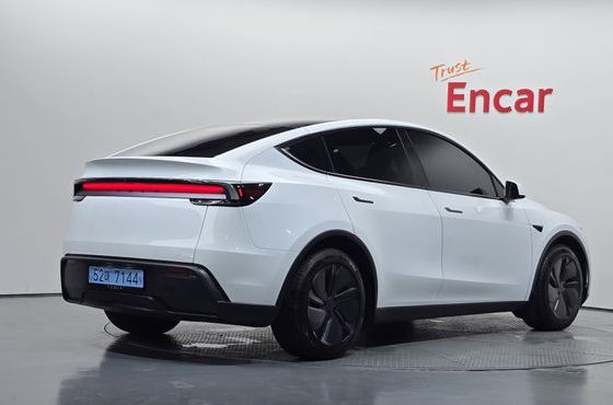 Tesla Model Y Premium RWD — пробег 4 560 км — фото 2 из 5