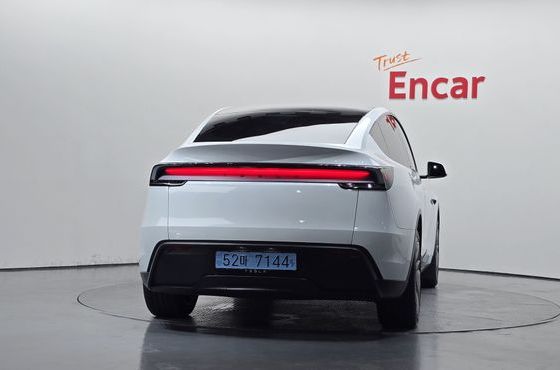 Tesla Model Y Premium RWD — пробег 4 560 км — фото 4 из 5