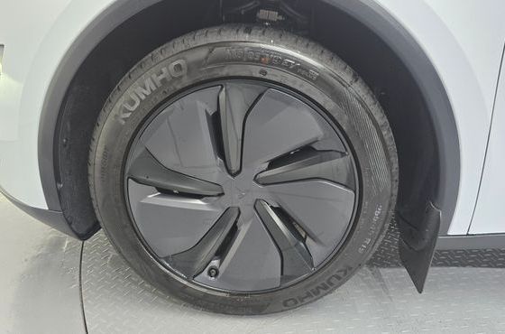 Tesla Model Y Premium RWD — пробег 4 560 км — фото 5 из 5