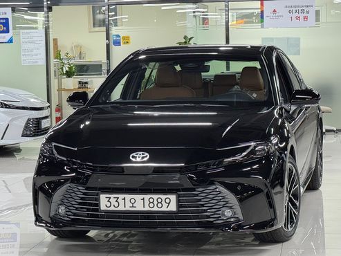 Toyota Camry 2.5 XLE Premium Hybrid — пробег 5 км — фото 1 из 5