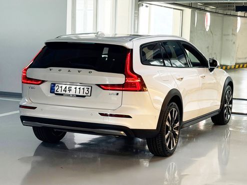 Volvo V60 B5 Ultra AWD — пробег 2 527 км — фото 2 из 5