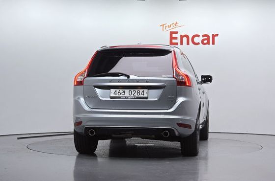 Volvo XC60 D5 R-Design AWD 1st — пробег 75 682 км — фото 4 из 5