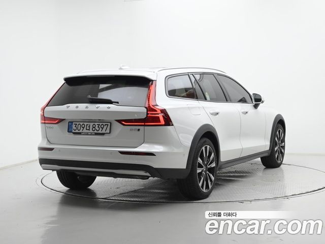 Volvo V60 B5 Ultra AWD — пробег 7 510 км — фото 2 из 5
