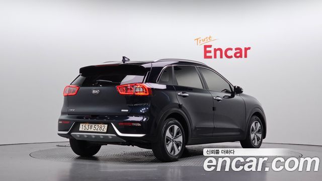 Kia Niro Prestige — пробег 182 339 км — фото 2 из 5