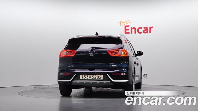 Kia Niro Prestige — пробег 182 339 км — фото 4 из 5